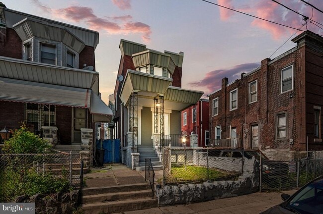 Building Photo - 5011 Larchwood Ave