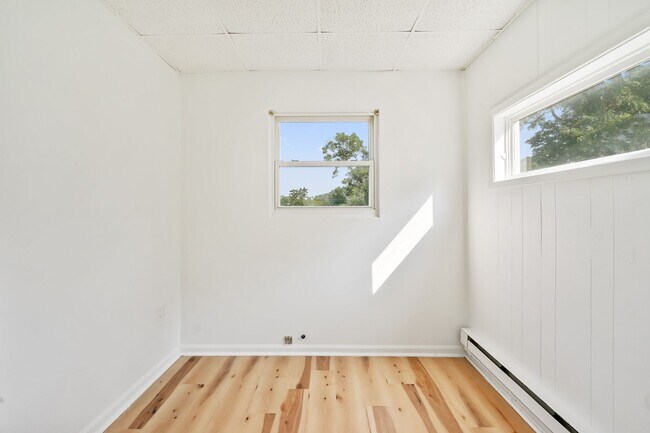 Building Photo - 2 bed 1 bath - newly updated, convenient location, washer/dryer/dishwasher