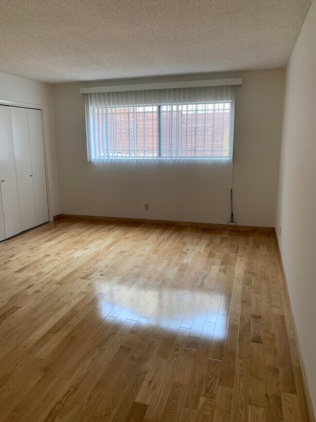 Master bedroom - 3325 Kelton Ave
