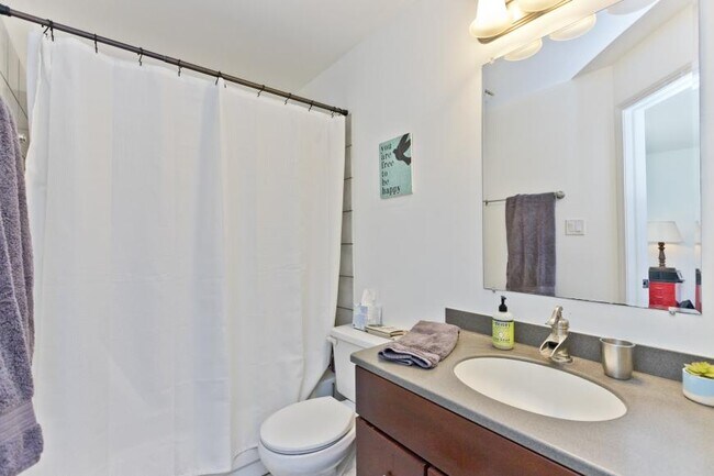 Building Photo - 3 bedroom in Chicago IL 60660