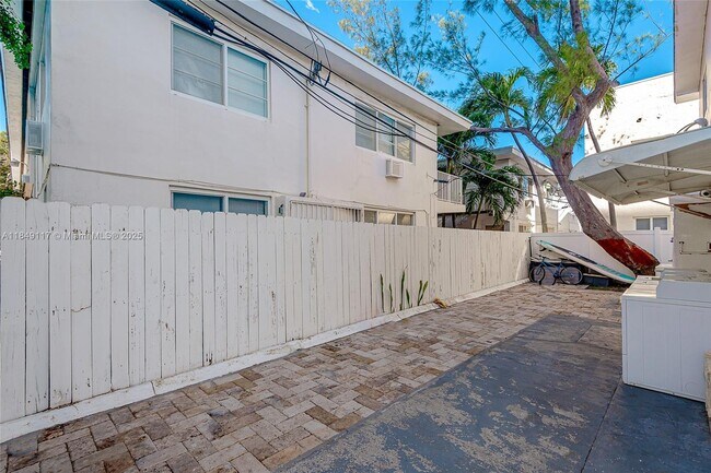 Building Photo - 6910 Bay Dr