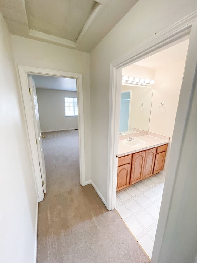 Building Photo - Spacious open floor plan in North Hills