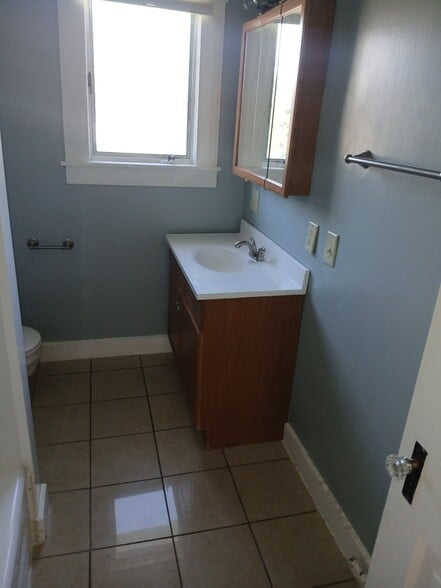 Building Photo - 813 1/2 4th St