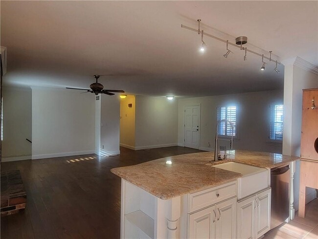 Building Photo - 3740 Clubland Dr