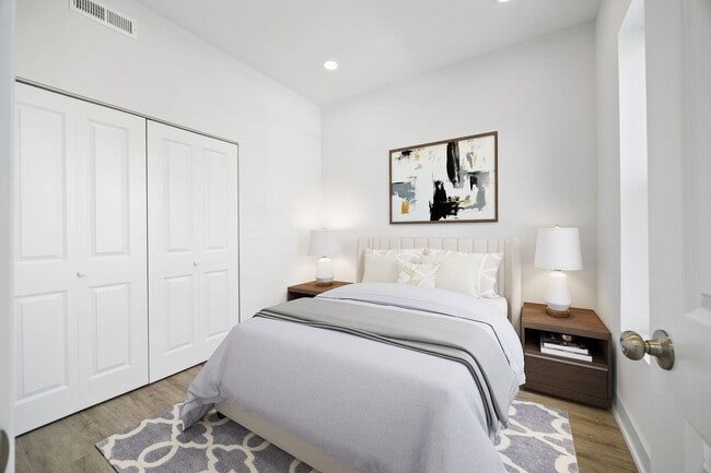 Building Photo - 2741 W Belmont Ave