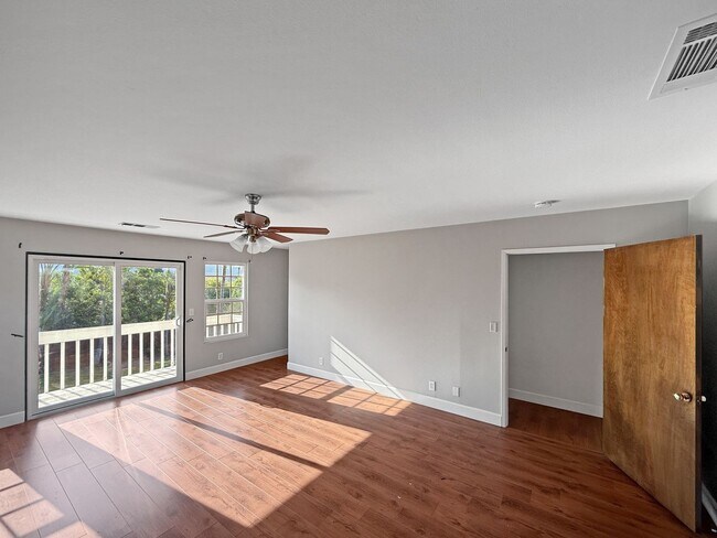 Building Photo - Stunning 4B/2.5Ba House w/ Two Fireplaces,...