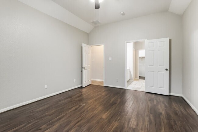 Building Photo - 12927 Pine Woods St
