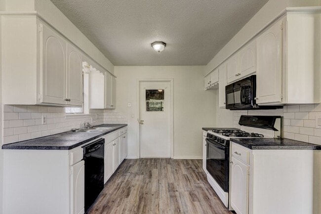 Building Photo - Cozy & Stylish Living Near ESA Park with F...