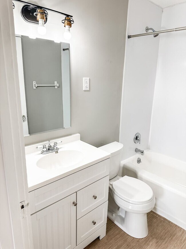 Building Photo - HALF OFF 2ND MONTH RENT IF MOVE IN END OF DECEMBER! Charming 2 bedroom, 1 bathroom home located i...