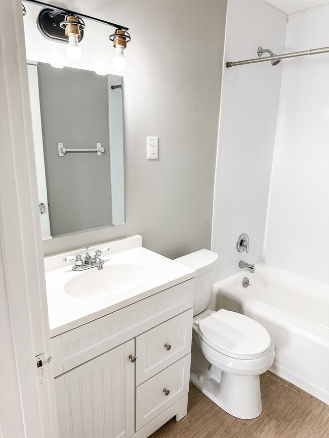 Building Photo - HALF OFF 2ND MONTH RENT IF MOVE IN END OF JANUARY! Charming 2 bedroom, 1 bathroom home located in...