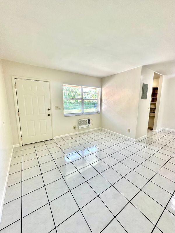 Building Photo - 15002 NE 11th Ct