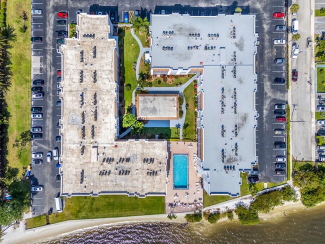 Building Photo - 1502 S Lakeside Dr