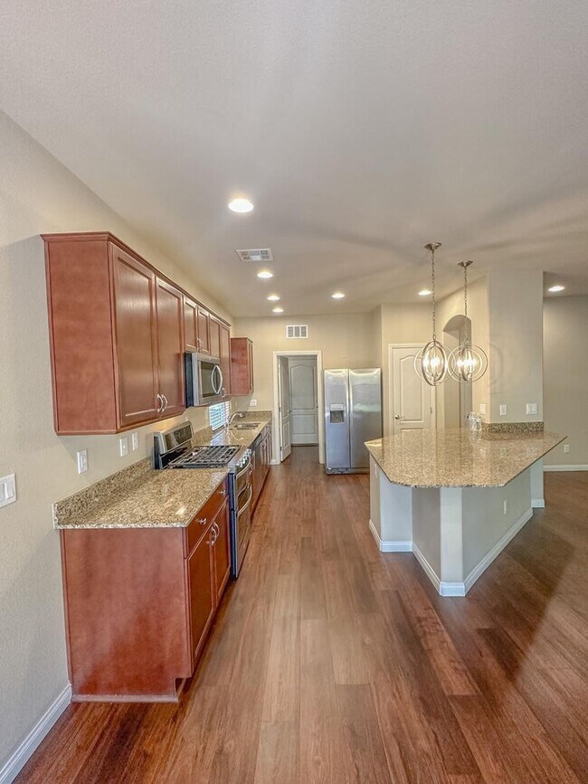 Building Photo - LUXURIOUS SPACIOUS HOME WITH MODERN UPGRAD...