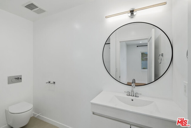 Building Photo - 7823 Kenyon Ave