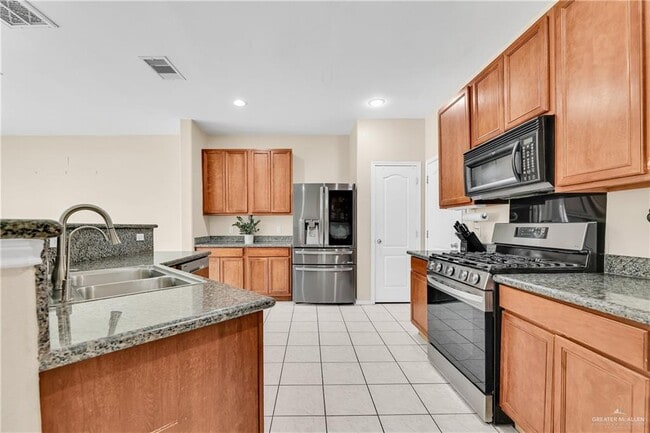 Building Photo - 3613 Los Lagos Dr