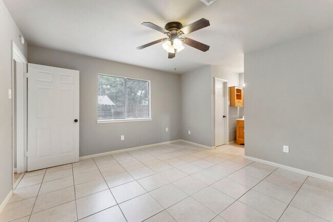 Building Photo - 1010 E Red Cedar Cir