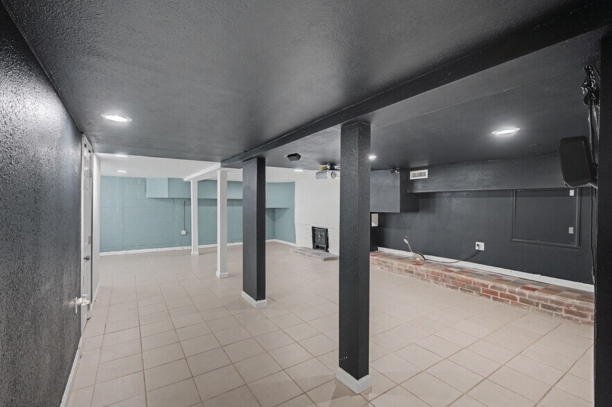 Building Photo - 2204 Sandra Dr