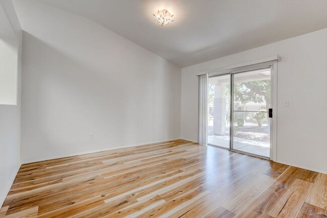 Building Photo - Beautiful 2 Bedroom Home Backing to Greenbelt