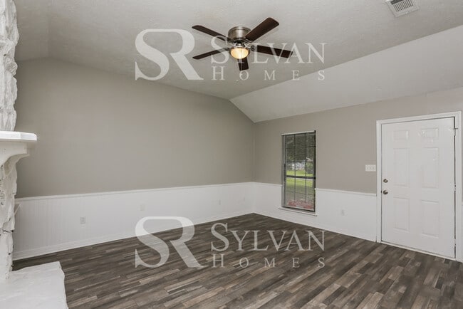 Building Photo - Remarkable Value. Unbeatable Location!