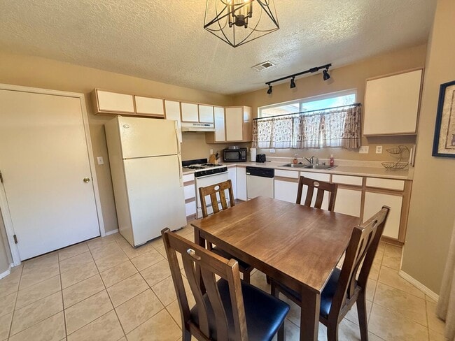 Building Photo - Beautiful Updated 3 Bedroom / 2 Bathroom Home in Prime Rio Rancho Location