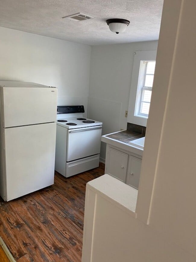 Building Photo - Renovated 1 Bedroom 1 Bath Unit for Rent!