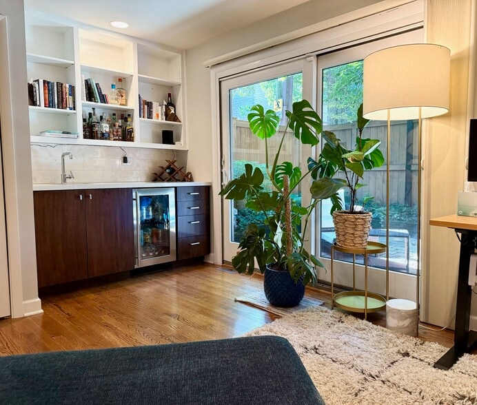 Building Photo - 747 W Dickens Ave