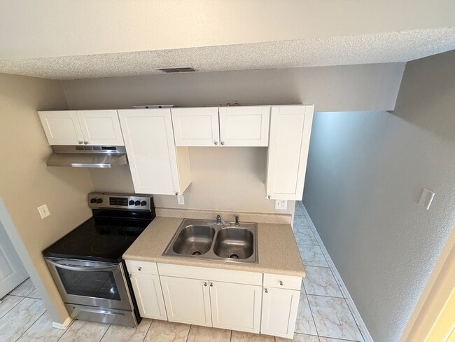 Building Photo - Charming 3 Bd/1 Ba Home with Spacious Backyard & Prime Location!