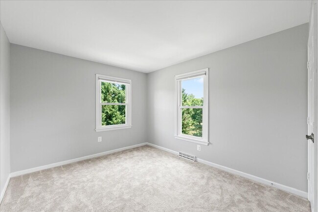 Building Photo - Stunning End-Unit Townhouse with Golf Cour...