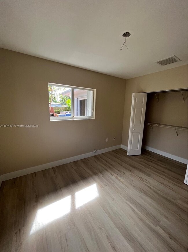 Building Photo - 550 NE 174th St