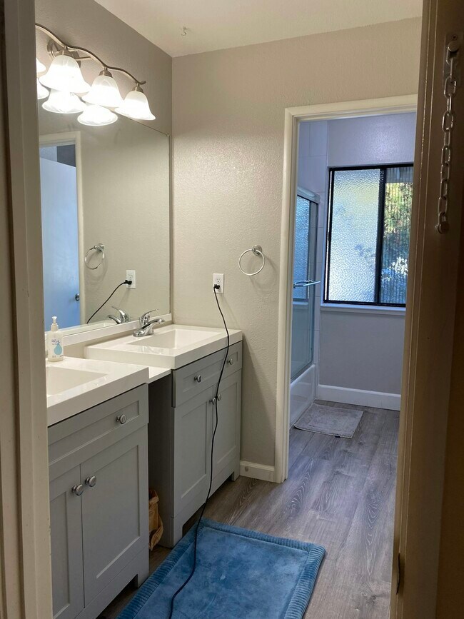 Building Photo - 206 2nd St