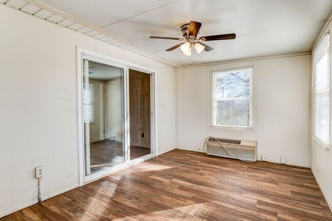 Building Photo - Colfax - Charming house with new flooring,...