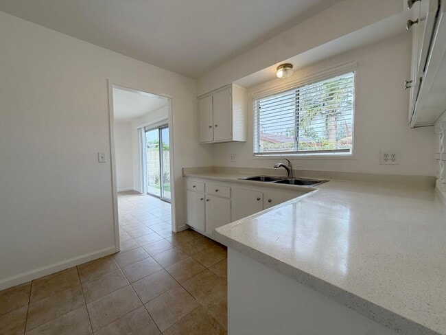Building Photo - Experience the perfect blend of comfort and convenience