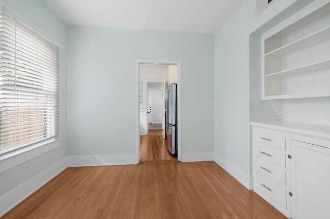 Building Photo - Historic Charm Near The Pearl