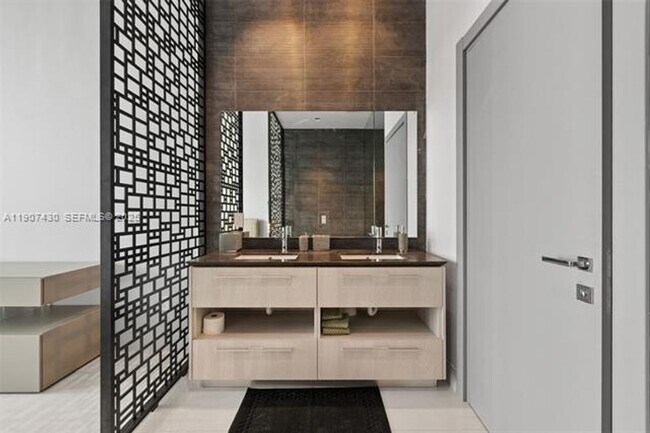 Building Photo - 480 NE 31st St