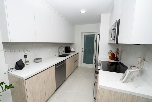 Building Photo - 881 Ocean Dr