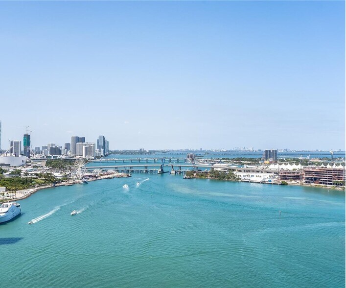 Building Photo - 848 Brickell Key Dr