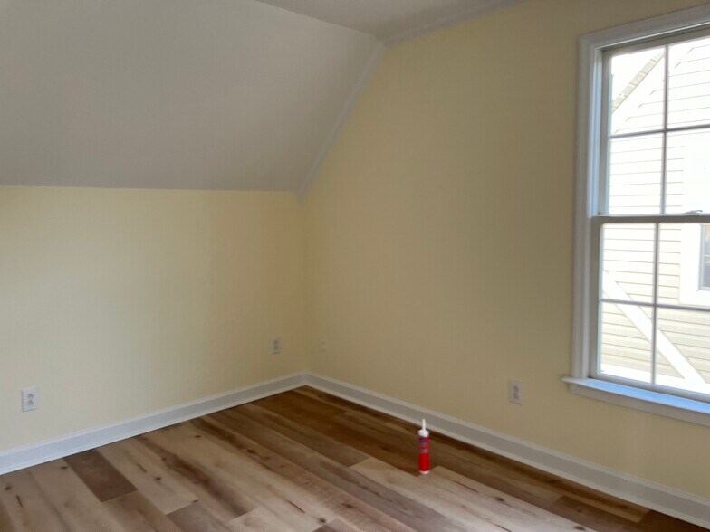 Building Photo - 6 Willow Tree Ct