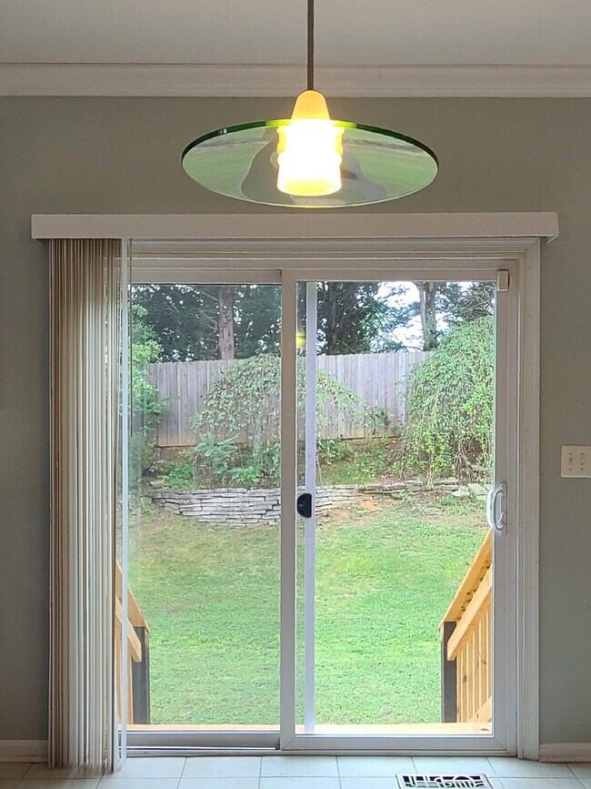 Building Photo - Gorgeous 6 BR Home, Convenient to Quantico & Commuting