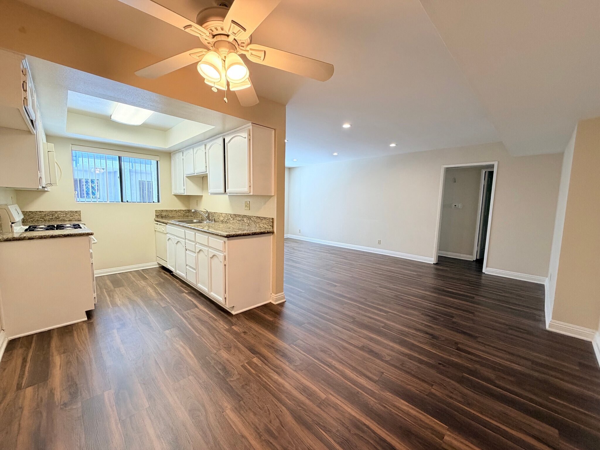 Building Photo - 515 E Elmwood Ave