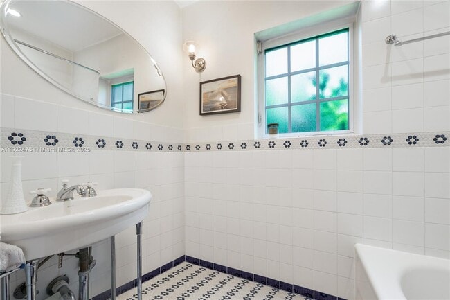 Building Photo - 1029 Milan Ave