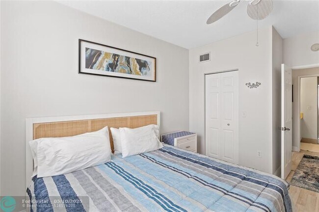 Building Photo - 580 S Sapodilla Ave