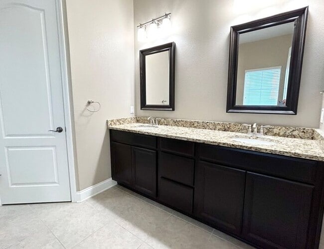 Building Photo - Stunning 3/2.5 Stylish Home with a Detache...