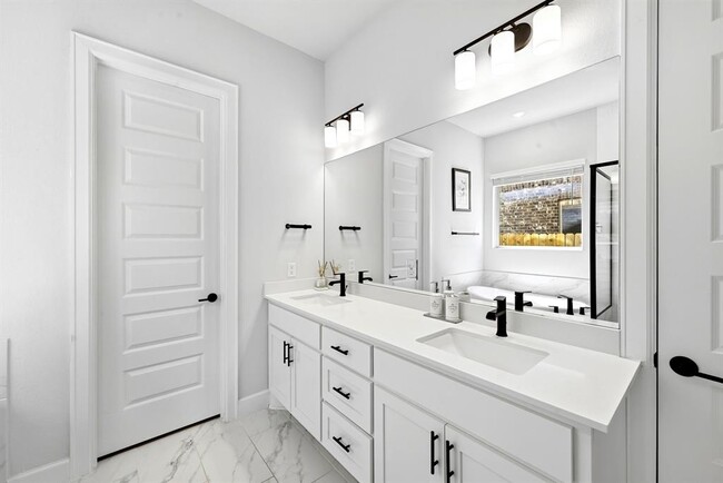 Building Photo - 2702 Sebring Cir