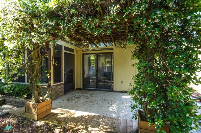 Building Photo - 4 BR / 2.5 BA – RARE FIND IN ROCKY BAYOU