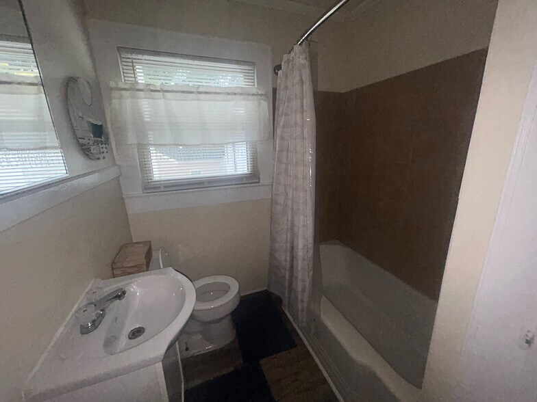 Building Photo - Room in Apartment on Kerr St NW