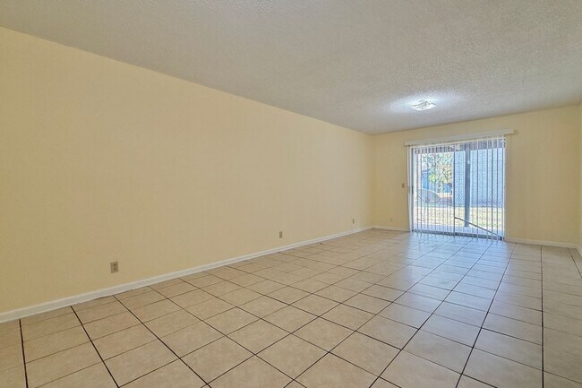 Building Photo - AVAILABLE NOW! (Pet Friendly)