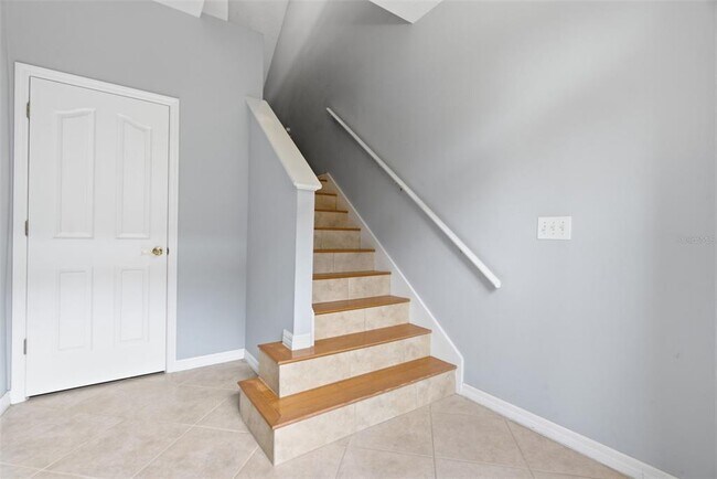 Building Photo - 3011 Pointeview Dr