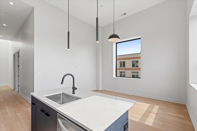 Building Photo - 1934 W North Ave