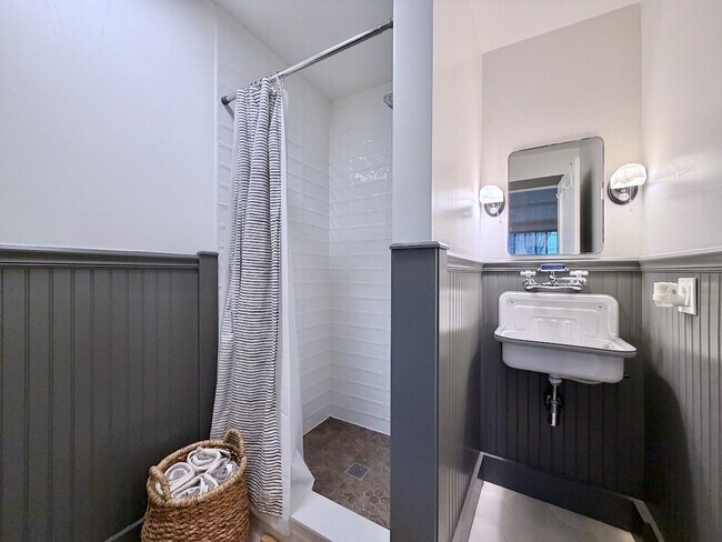 Building Photo - 820 Grand St