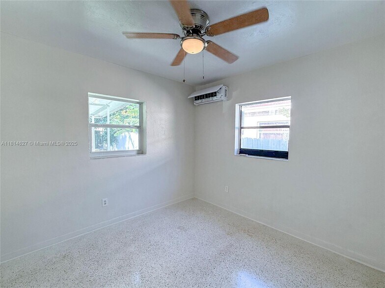 Building Photo - 1141 NE 154th Ter